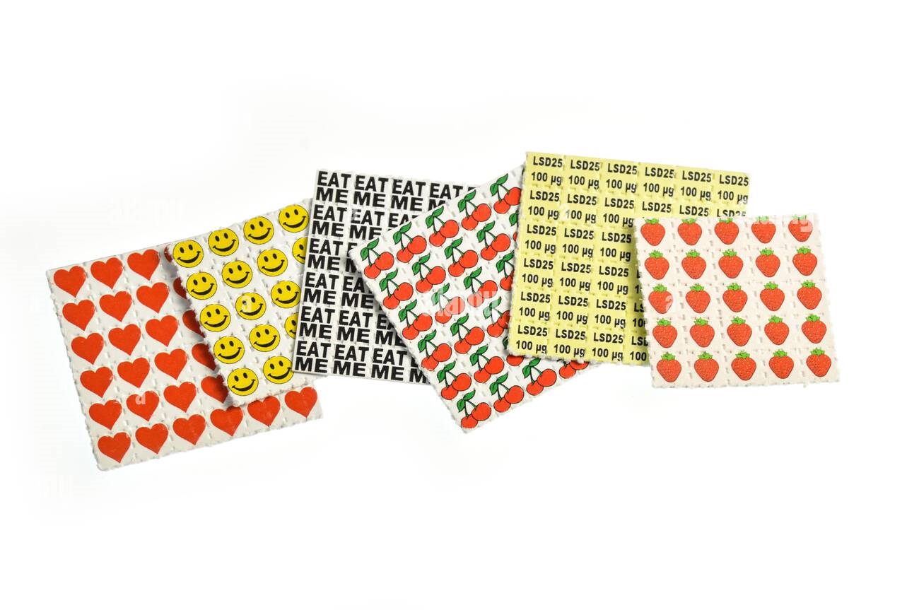 a-selection-of-lsd-acid-trips-blotting-paper-impregnated-with-the-drug-lsd-lysergic-acid-diethylamide-isolated-on-a-white-studio-background-2HJPTM9 LSD Blätter Online kaufen